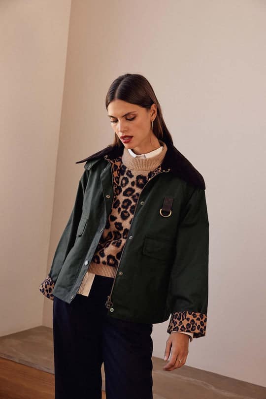 Barbour X Balzac : Quand l’élégance du léopard se mêle au charme authentique du coton huilé ! - Barbour Balzac collaboration