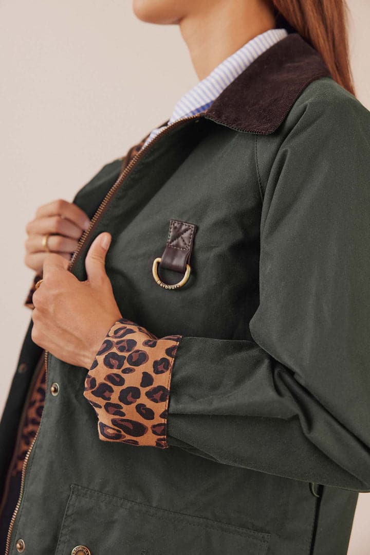 Barbour X Balzac : Quand l’élégance du léopard se mêle au charme authentique du coton huilé ! - Barbour Balzac veste collaboration